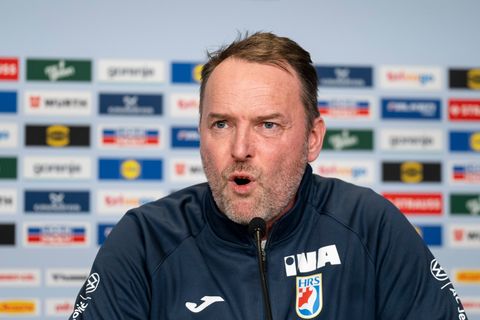 Kroatiens Trainer Dagur Sigurdsson schimpft über die Bedingungen bei der Handball-EM. Foto: Sina Schuldt/dpa