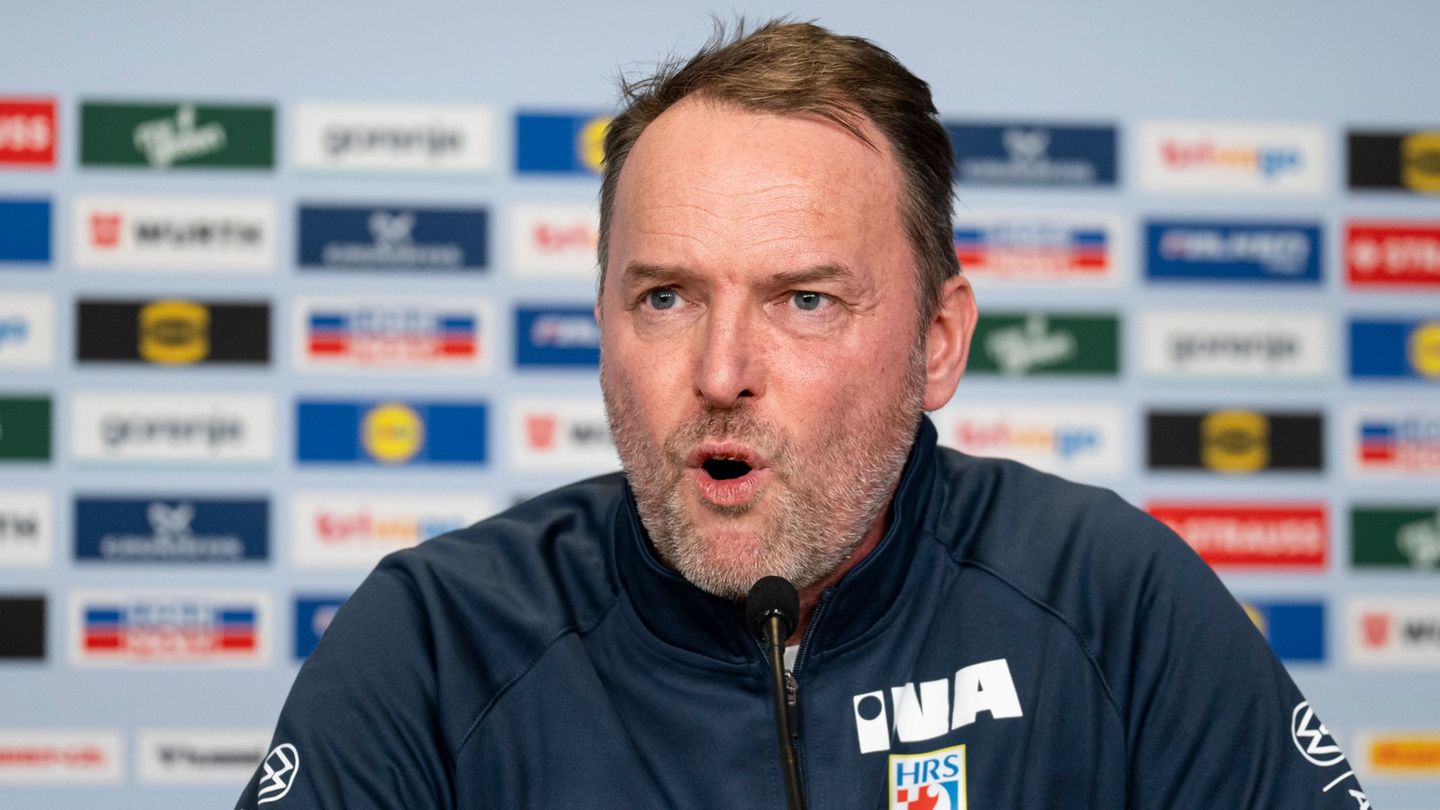 Kroatiens Trainer Dagur Sigurdsson schimpft über die Bedingungen bei der Handball-EM. Foto: Sina Schuldt/dpa