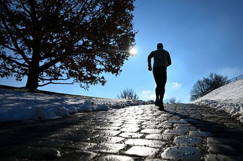 Die Sonne zeigt sich am ehesten an den Alpen. Foto: Sven Hoppe/dpa
