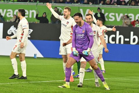 Diant Ramaj und seine Vorderleute treffen auswärts auf Borussia Dortmund. (Archivbild) Foto: Swen Pförtner/dpa