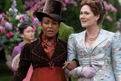 Adjoa Andoh und Ruth Gemmell in "Bridgerton".