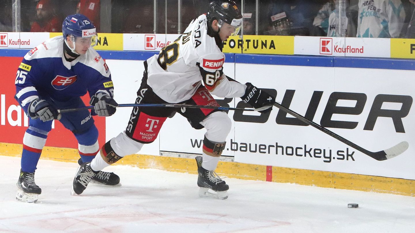 Fabrizio Pilu (r) bleibt in Augsburg. (Archivbild) Foto: Ján Krolák/TASR/dpa