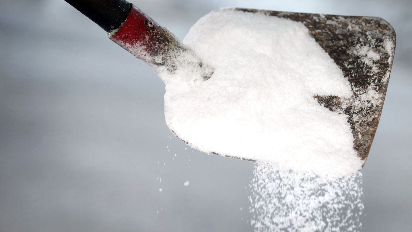 In Hamburg ist der Einsatz von Tausalz vorübergehend wieder erlaubt. (Symbolbild) Foto: picture alliance / dpa