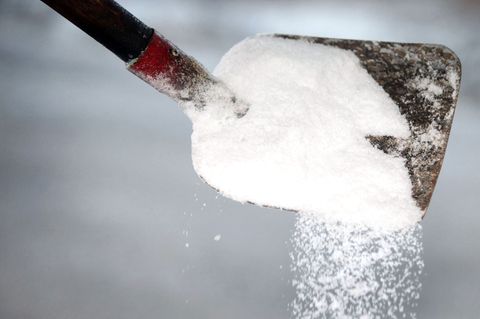 In Hamburg ist der Einsatz von Tausalz vorübergehend wieder erlaubt. (Symbolbild) Foto: picture alliance / dpa