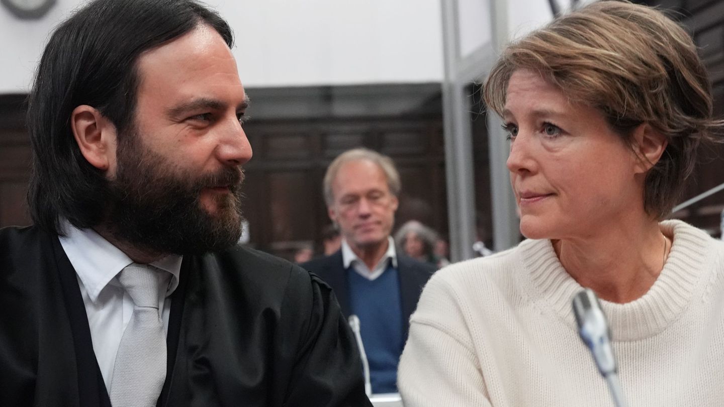 Nach einer dramatischen Szene im Gerichtssaal wurde der Prozess kurz unterbrochen. Foto: Marcus Brandt/Pool dpa/dpa