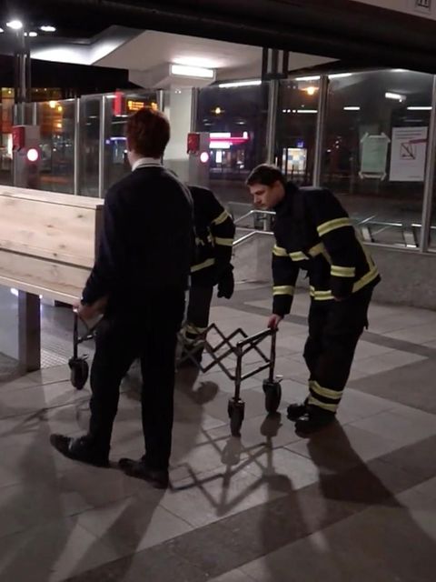 Sarg wird aus U-Bahnstation hoch getragen