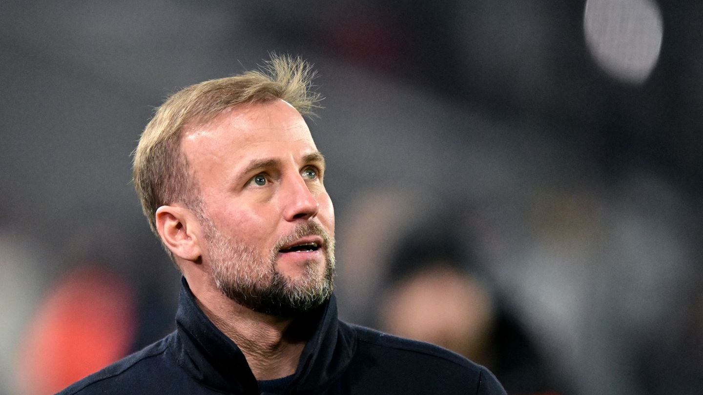 Trainer Sebastian Hoeneß muss mit dem VfB Stuttgart in der Zwischenrunde der Europa League ran. Foto: Bernd Weißbrod/dpa