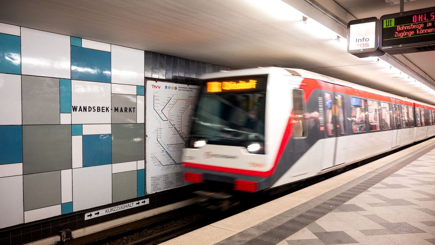 Ein 25-Jähriger zerrte eine 18-Jährige vor eine einfahrende U-Bahn an der Haltestelle "Wandsbek-Markt". Foto: Daniel Bockwoldt/d