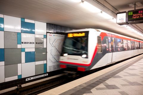 Ein 25-Jähriger zerrte eine 18-Jährige vor eine einfahrende U-Bahn an der Haltestelle "Wandsbek-Markt". Foto: Daniel Bockwoldt/d