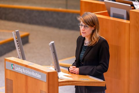 Nordrhein-Westfalens neue Fluchtministerin Verena Schäffer (Grüne) setzt in der Landtagsdebatte über die Aufarbeitung des Soling