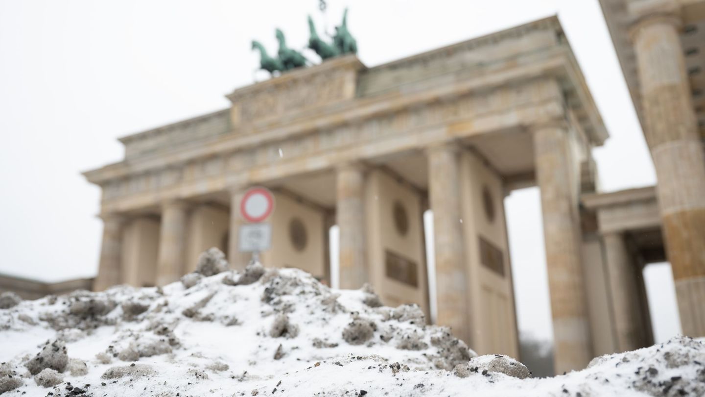 Rund 17 Tage lag die Hauptstadt unter einer geschlossenen Schneedecke. Foto: Markus Lenhardt/dpa