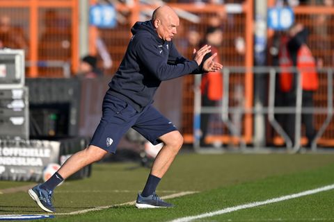 Stets in kurzen Hosen am Spielfeldrand: Bochums Trainer Uwe Rösler (Archivbild) Foto: Ulrich Hufnagel/dpa