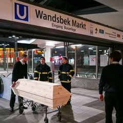 Polizei und Feuerwehr im Einsatz am U-Bahnhof Wandsbek Markt in Hamburg