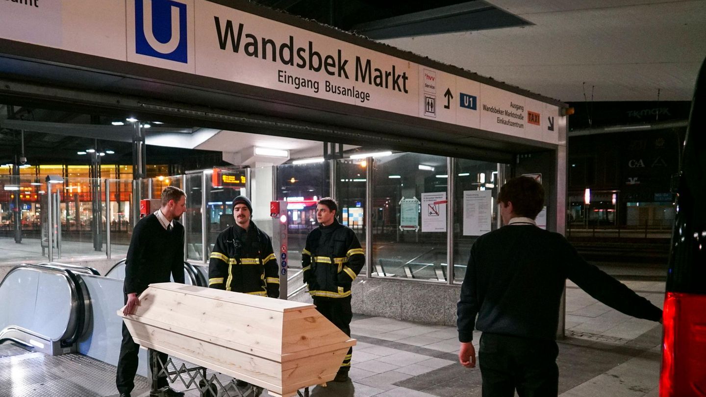Polizei und Feuerwehr im Einsatz am U-Bahnhof Wandsbek Markt in Hamburg