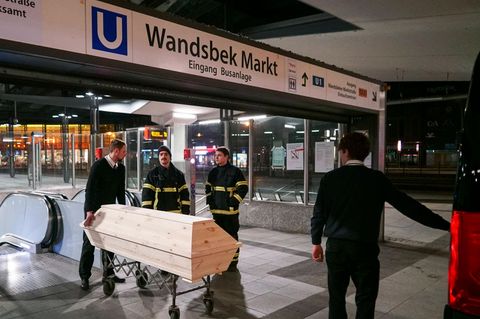 Polizei und Feuerwehr im Einsatz am U-Bahnhof Wandsbek Markt in Hamburg