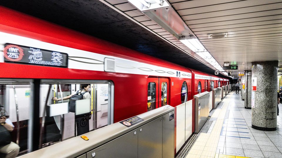 Etwas niedrigere Bahnsteigtüren am U-Bahnhof Ginza in Tokio