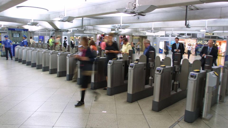 In London kommt man auf viele Bahnsteige nur mit einem gültigen Ticket, das man an solchen Schranken scannt