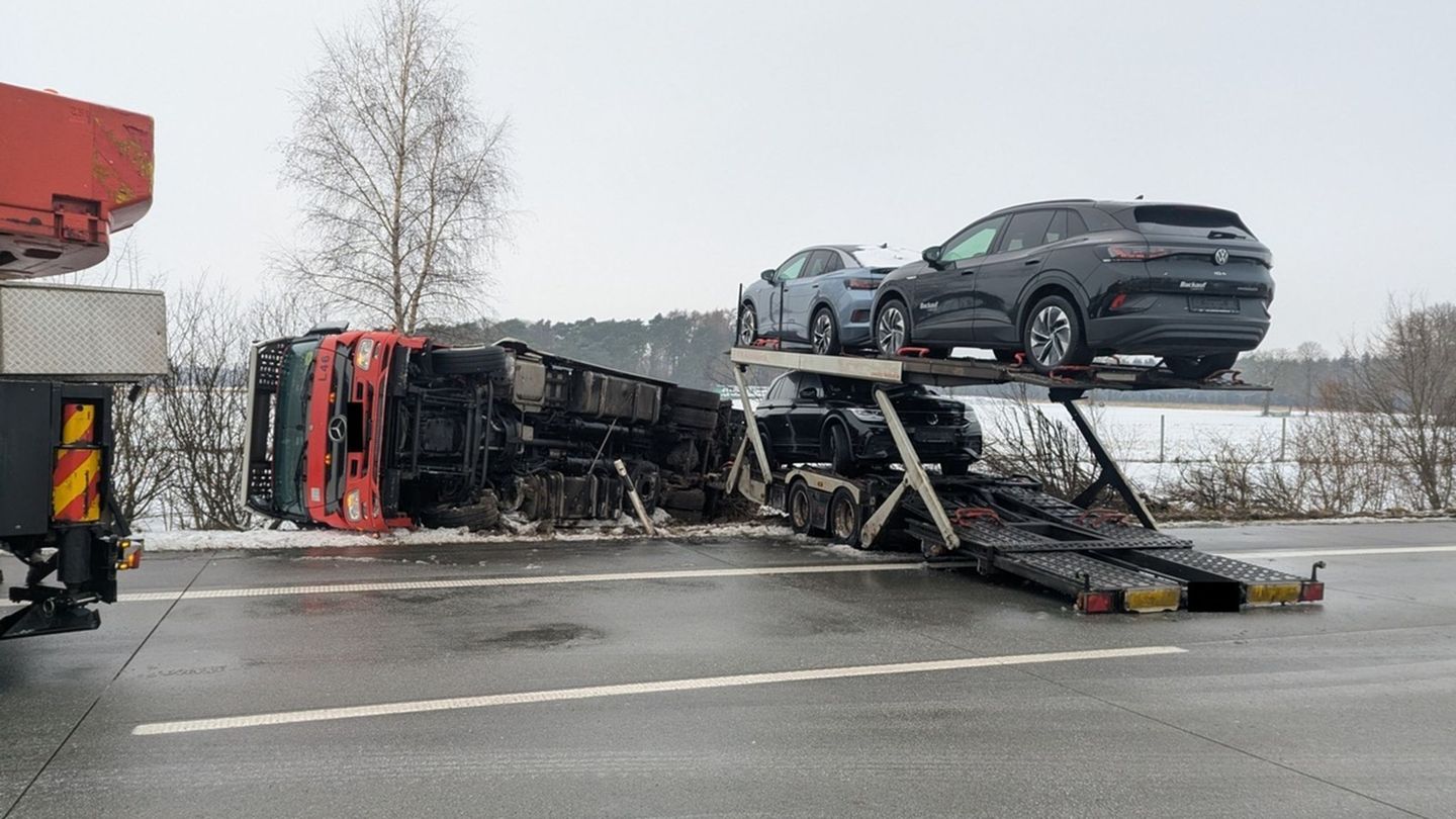 Ein Autotransporter-Gespann geriet auf der Autobahn 1 in Richtung Bremen ins Rutschen. Die Zugmaschine landete im Graben, der An