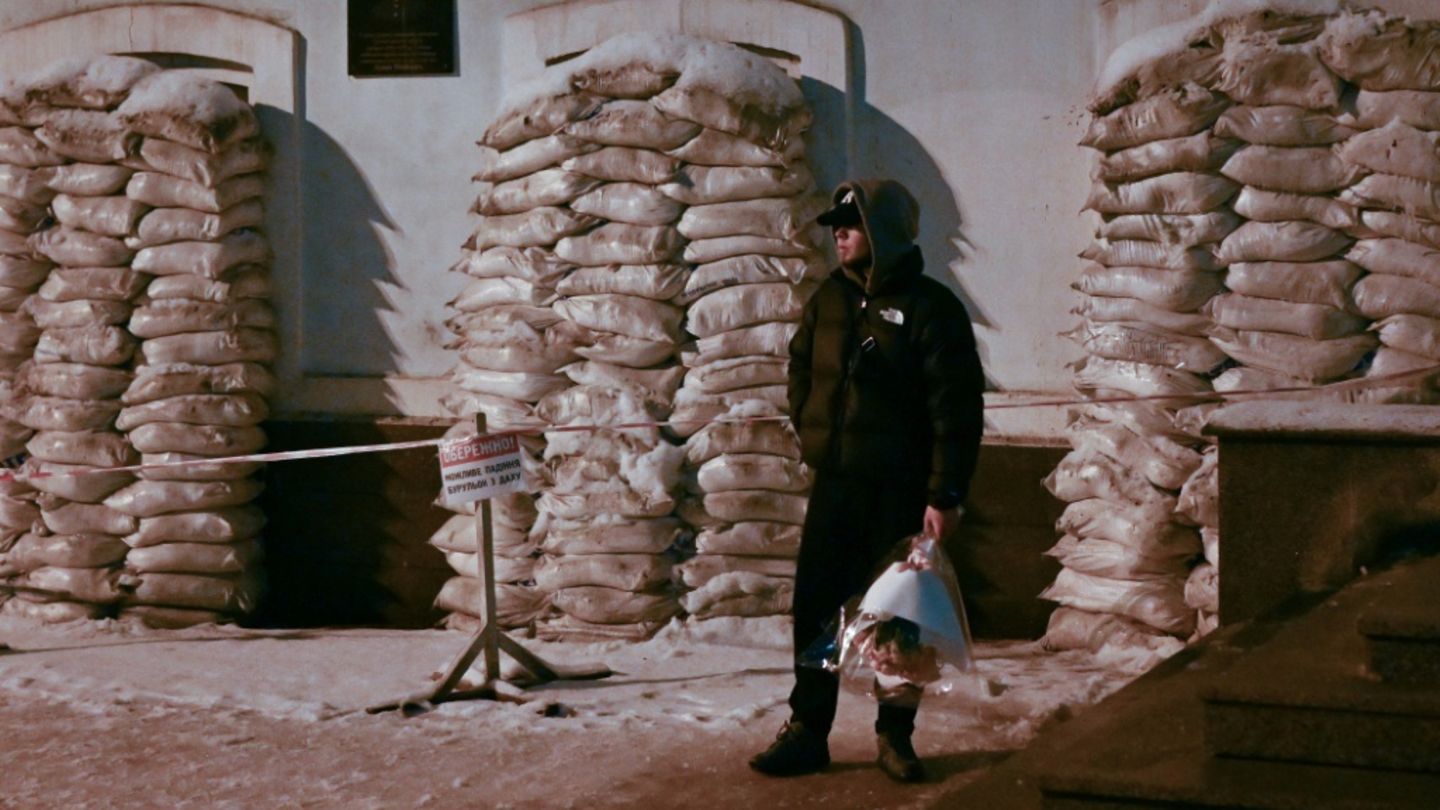 Mit Sandsäcken gegen Angriffe geschützte Fenster in Kiew