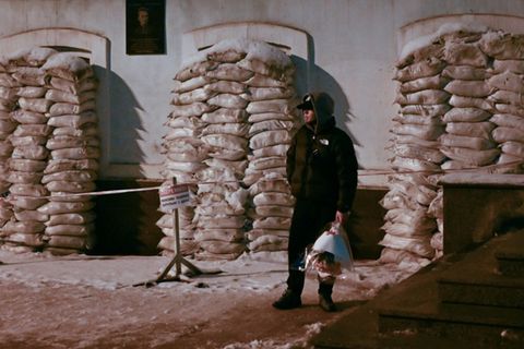 Mit Sandsäcken gegen Angriffe geschützte Fenster in Kiew