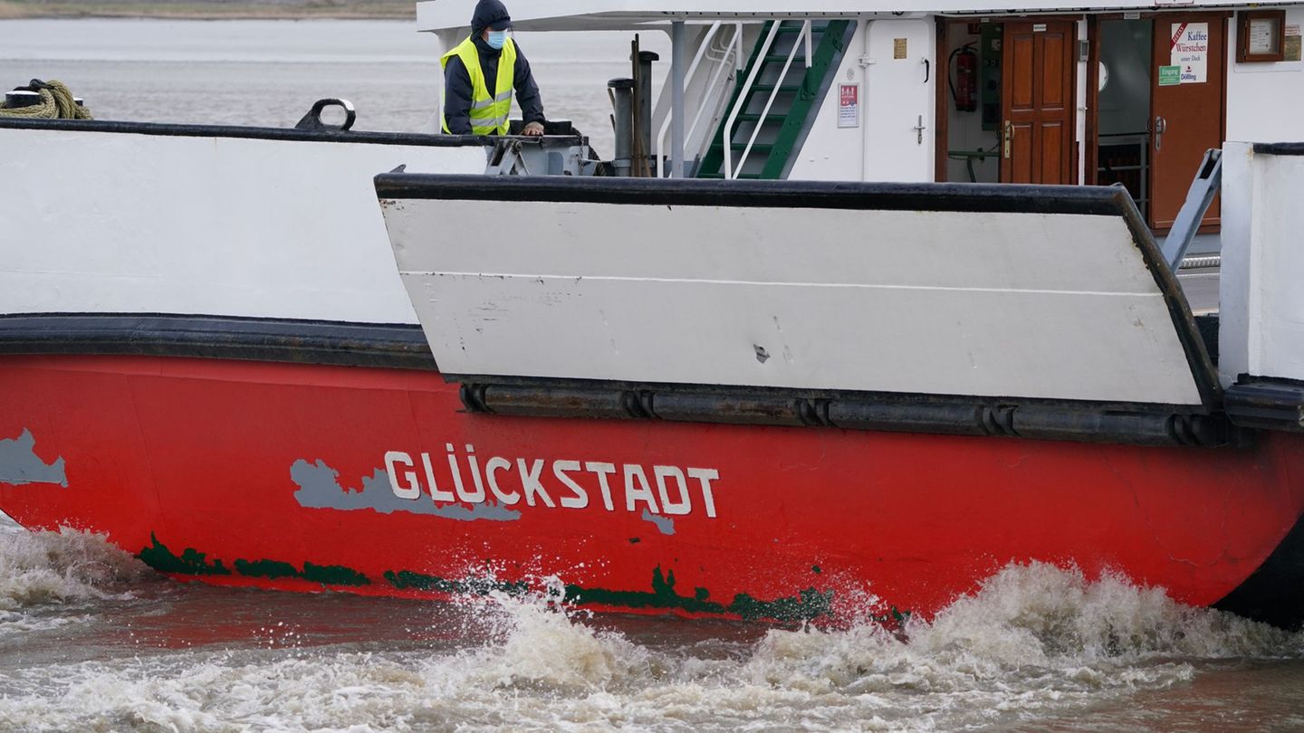 Die Elbfähre Glückstadt Wischhafen pausiert wegen treibender Eisschollen und der aktuellen Ostwetterlage. (Symbolbild) Foto: Mar