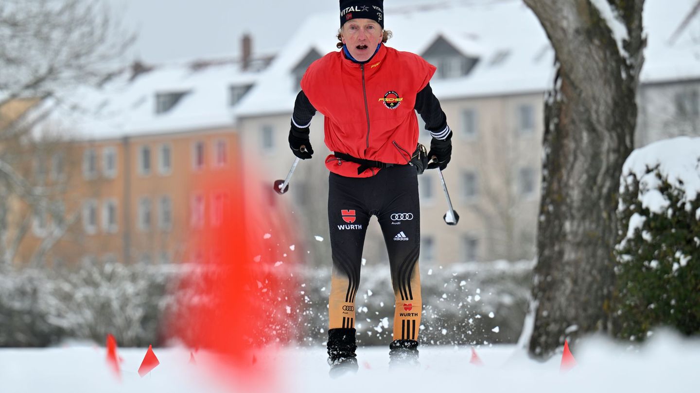 Eine Freibadwiese in Eisenach wird als Langlaufloipe genutzt. Foto: Martin Schutt/dpa