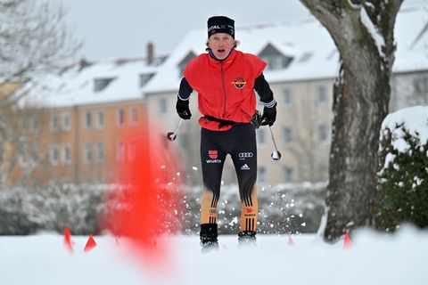 Eine Freibadwiese in Eisenach wird als Langlaufloipe genutzt. Foto: Martin Schutt/dpa
