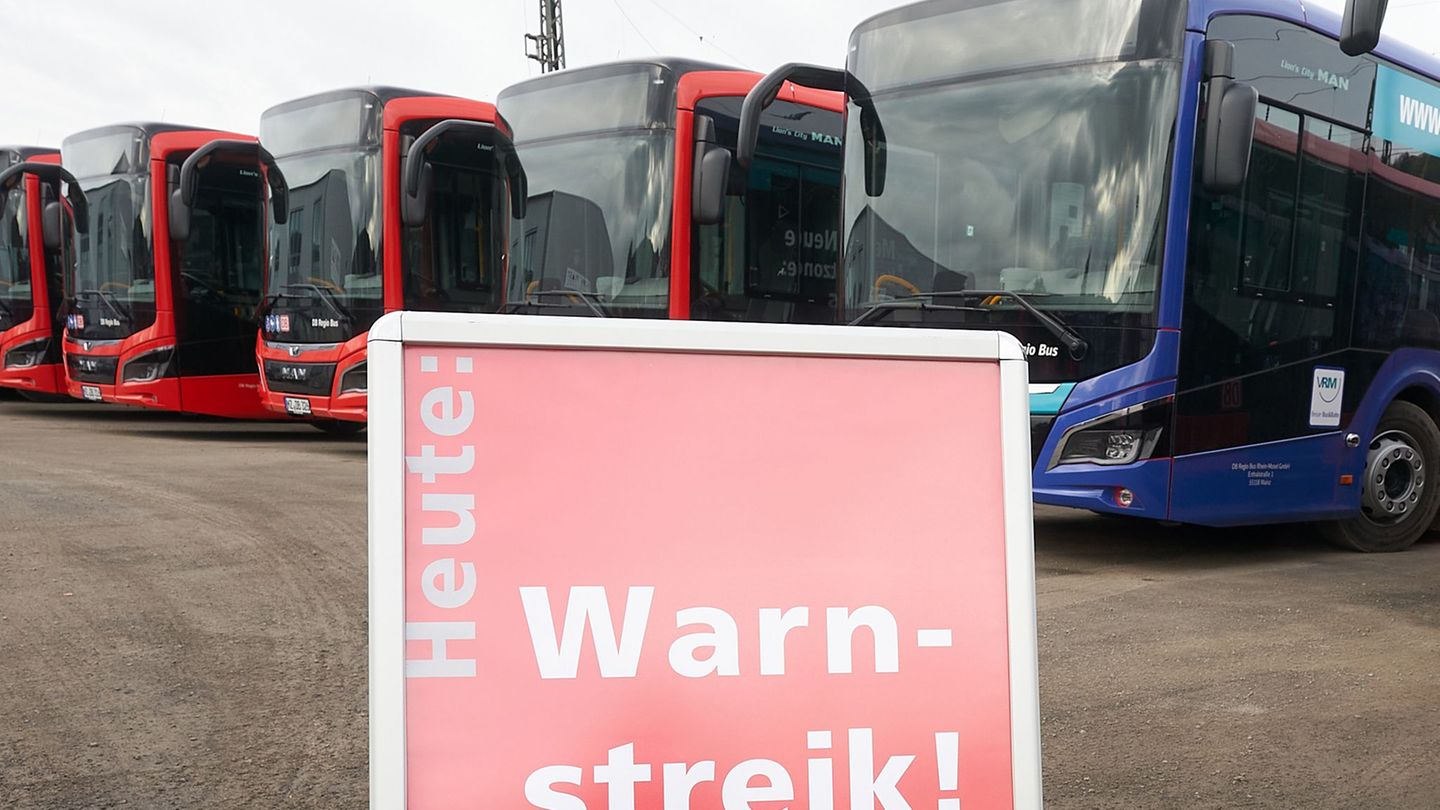 Verdi will den Druck in der Tarifauseinandersetzung erhöhen. (Symbolbild) Foto: Thomas Frey/dpa