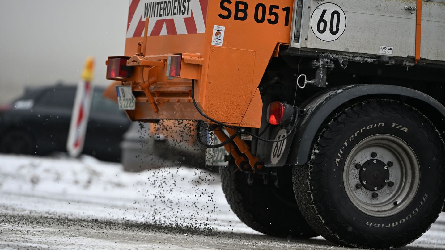 In Berlin arbeiten Winterdienste derzeit am Limit. Foto: Markus Lenhardt/dpa