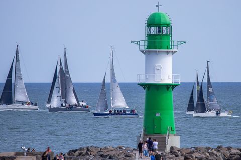 Warnemünde will olympischer Segel-Standort werden. (Archivbild) Foto: Jens Büttner/dpa