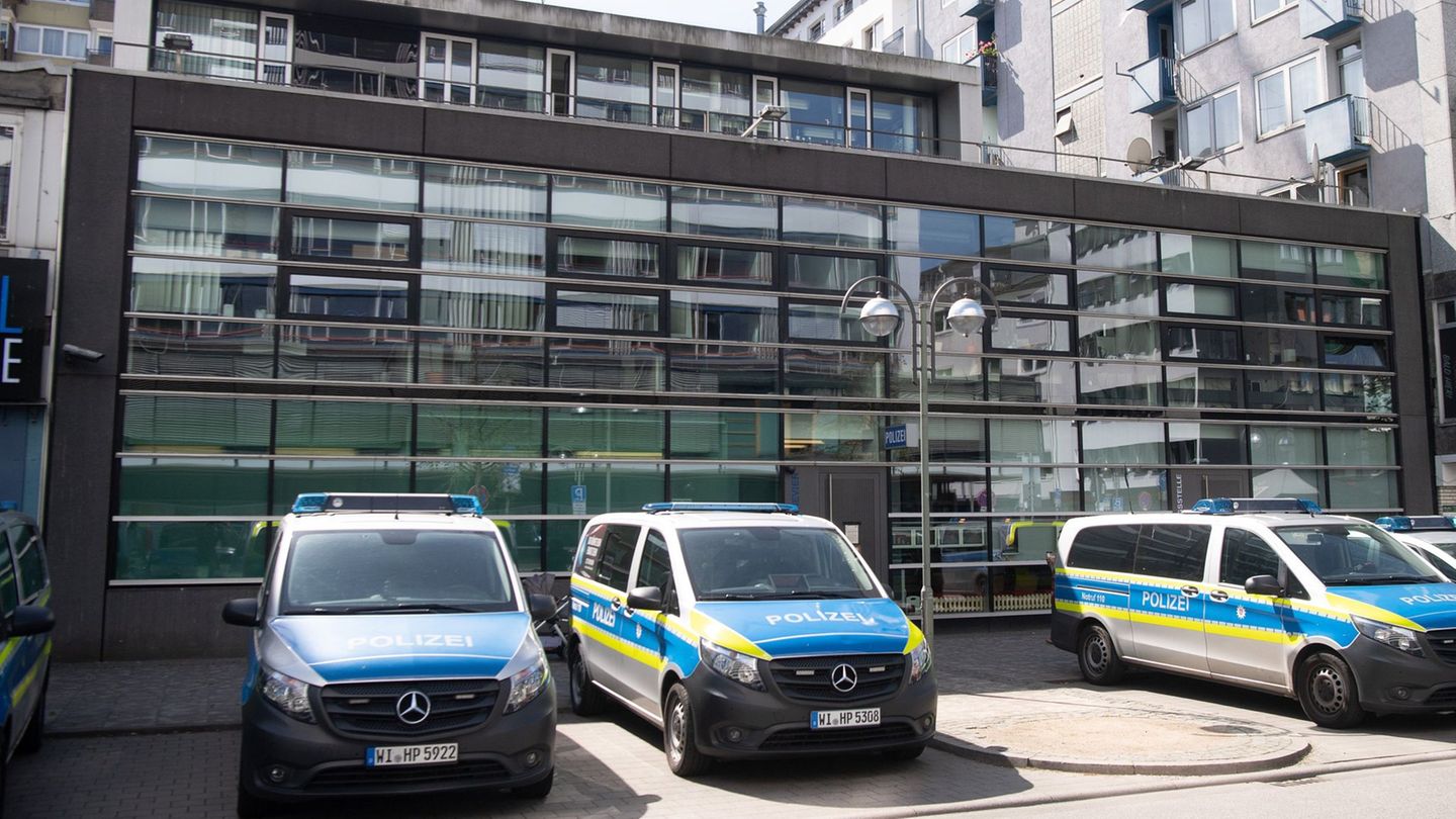 Das 1. Polizeirevier auf der Zeil ist für die Innenstadt zuständig. (Archivbild) Foto: Sebastian Gollnow/dpa