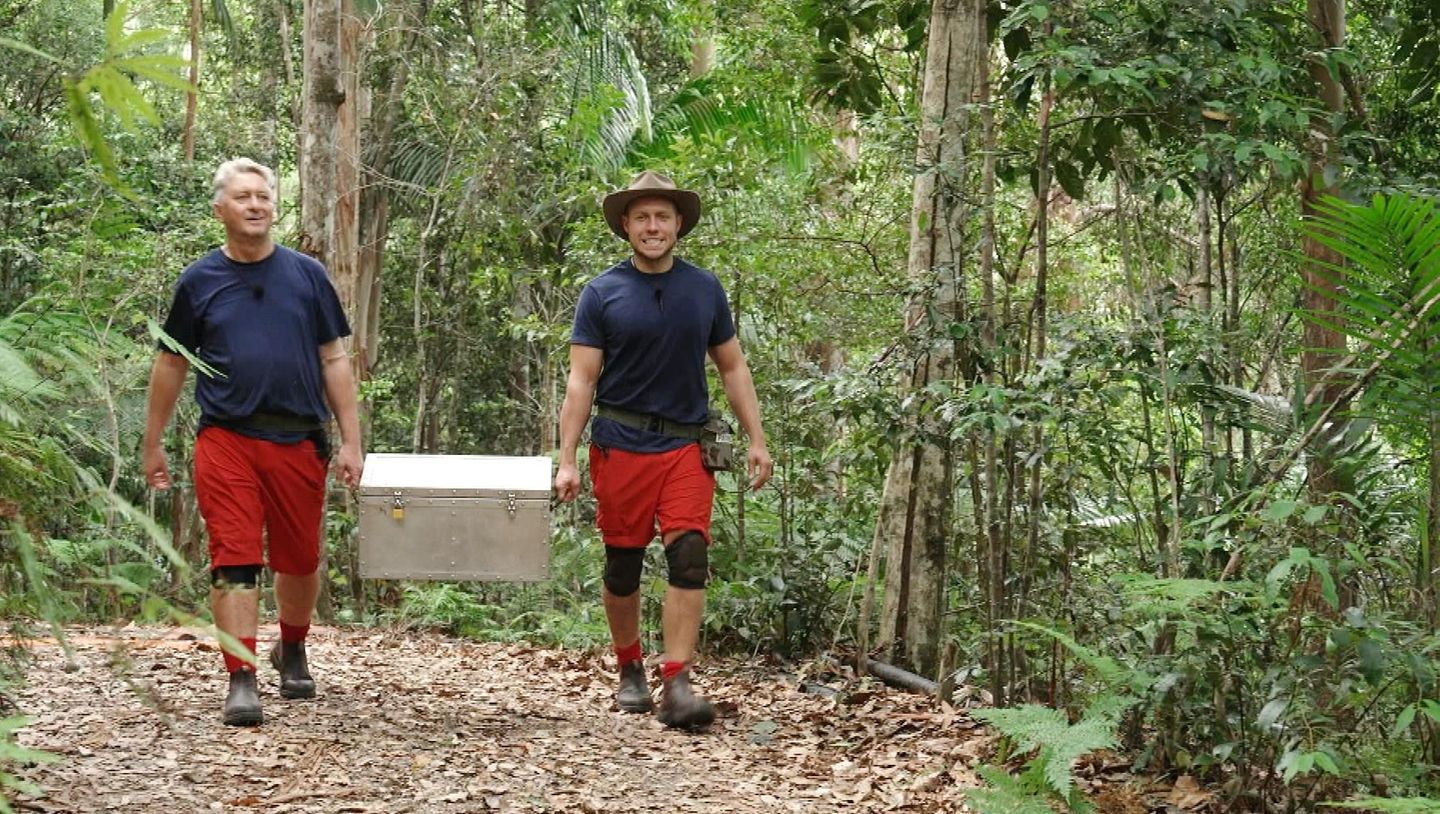 Hubert und Patrick dürfen auf Schatzsuche gehen. Dabei müssen sie von einem Baum Äpfel und Birnen ernten: Einer pflückt, der andere trägt den Sammelkorb auf dem Rücken und fängt das Obst mit einem Netz. Gezählt wird nur, was am Ende im Korb liegt. Je ein Apfel und eine Birne zusammen können gegen einen Schlüssel für die Schatztruhe eingetauscht werden. Tatsächlich sind die beiden erfolgreich und dürfen die Schatzkiste zurück ins Lager tragen