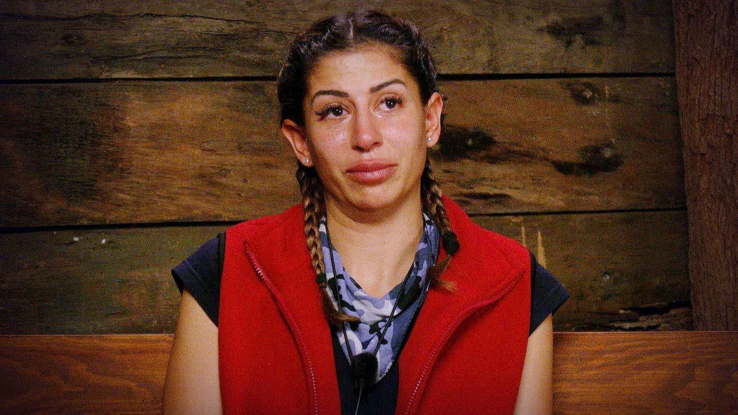 Auch Eva hat Kummer - sie vermisst ihre Mutter. "Sie ist die engste Bezugsperson in meinem Leben. Meine beste Freundin, aber auch die Person, mit der ich anecke", erzählt sie Hubert. "Wenn ich einen Tag mit ihr nicht rede, dann drehe ich durch. Ich bin maximal mit meiner Mama verbunden. Durch alle Höhen und Tiefen, durch alle Stationen im Leben." Im Dschungeltelefon fließen schließlich Tränen: "Sie ist mein größter Halt. Ich möchte sie niemals missen müssen", sagt die 33-Jährige