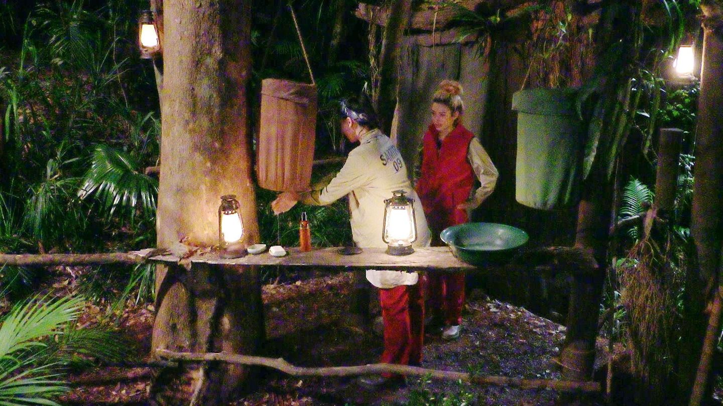 Später ist Ariel aber wieder ganz die Alte und sorgt für schlechte Stimmung. Eva hat sich länger mit Patrick unterhalten, das hat die 22-Jährige beobachtet, nun macht sie sich ihren eigenen Reim darauf. Bei den Toiletten redet sie Samira ein, es habe sich um einen Flirt gehandelt. "Sie weiß schon, dass sie wieder dasselbe macht", hetzt die Schweizerin. Dabei hat Eva nur versucht, den geknickten Patrick etwas aufzubauen