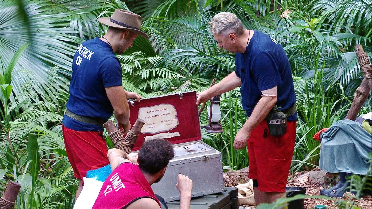 Jetzt müssen die Camper nur noch die Quizfrage richtig beantworten: Wer hat die meisten Regelverstöße begangen? Zur Auswahl stehen A: Ariel, Gil, Stephen oder B: Eva, Patrick, Simone. Tatsächlich erraten die Kandidaten die korrekte Antwort A. In der Truhe wartet allerdings eine Enttäuschung: eine einzige Zigarette ist der Lohn. Eva beim Stöckchenziehen – und gibt die Zigarette direkt an Samira weiter