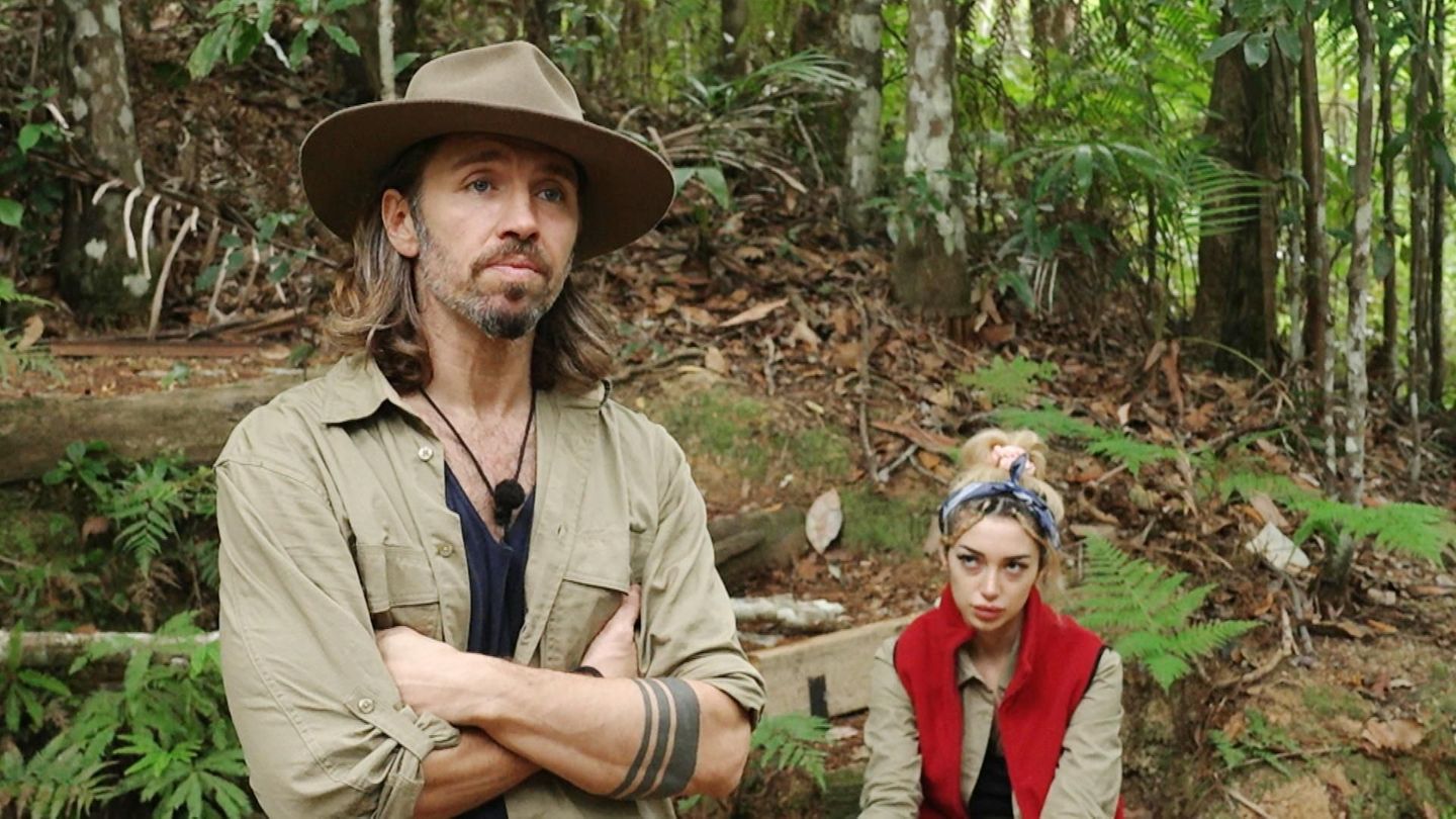 Gil und Ariel müssen erneut in die Dschungelprüfung. Doch schon auf dem Weg dorthin herrscht dicke Luft - weil Ariel schon wieder über Gil herfällt. "Ich glaube dir nicht, du bist ein Lügner. Du hast es doch selbst zugegeben!", ätzt die Schweizerin. Der Sänger ist nur noch genervt. "Können wir diese Shitshow beenden? Du bist wie ein Terrier und aggressiv", bittet er