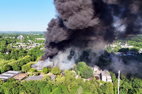 Eine riesige Rauchwolke stieg bei dem Brand des Schulzentrums im Mai 2025 in den Himmel. (Archivbild) Foto: Gianni Gattus/dpa