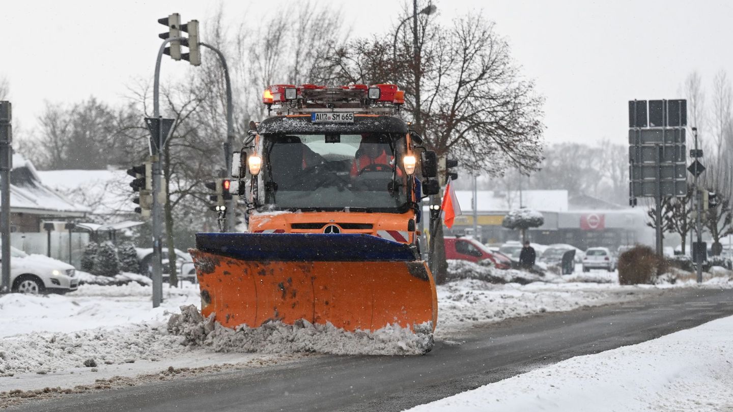 Räumfahrzeuge der Straßenmeistereien könnten während der Warnstreiks still stehen und damit Verkehrsteilnehmern Probleme bereite