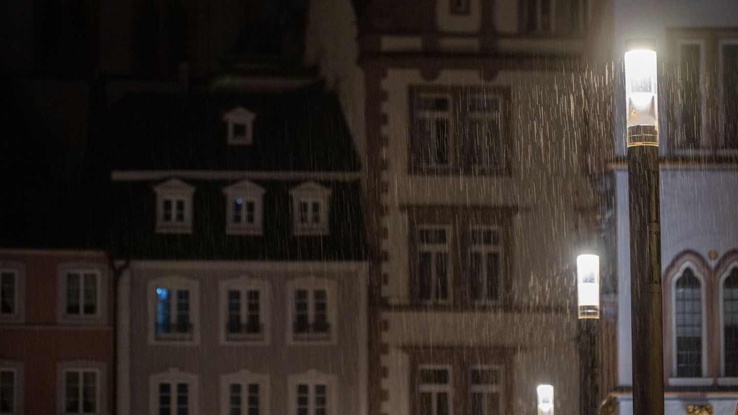 Nirgendwo war es so trüb und nass wie im Saarland. (Archivbild) Foto: Harald Tittel/dpa