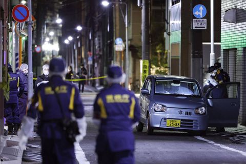 Die Polizei untersucht in Tokio nach einem Raub ein Auto