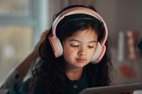 Kinder: Ein Mädchen am Tablet