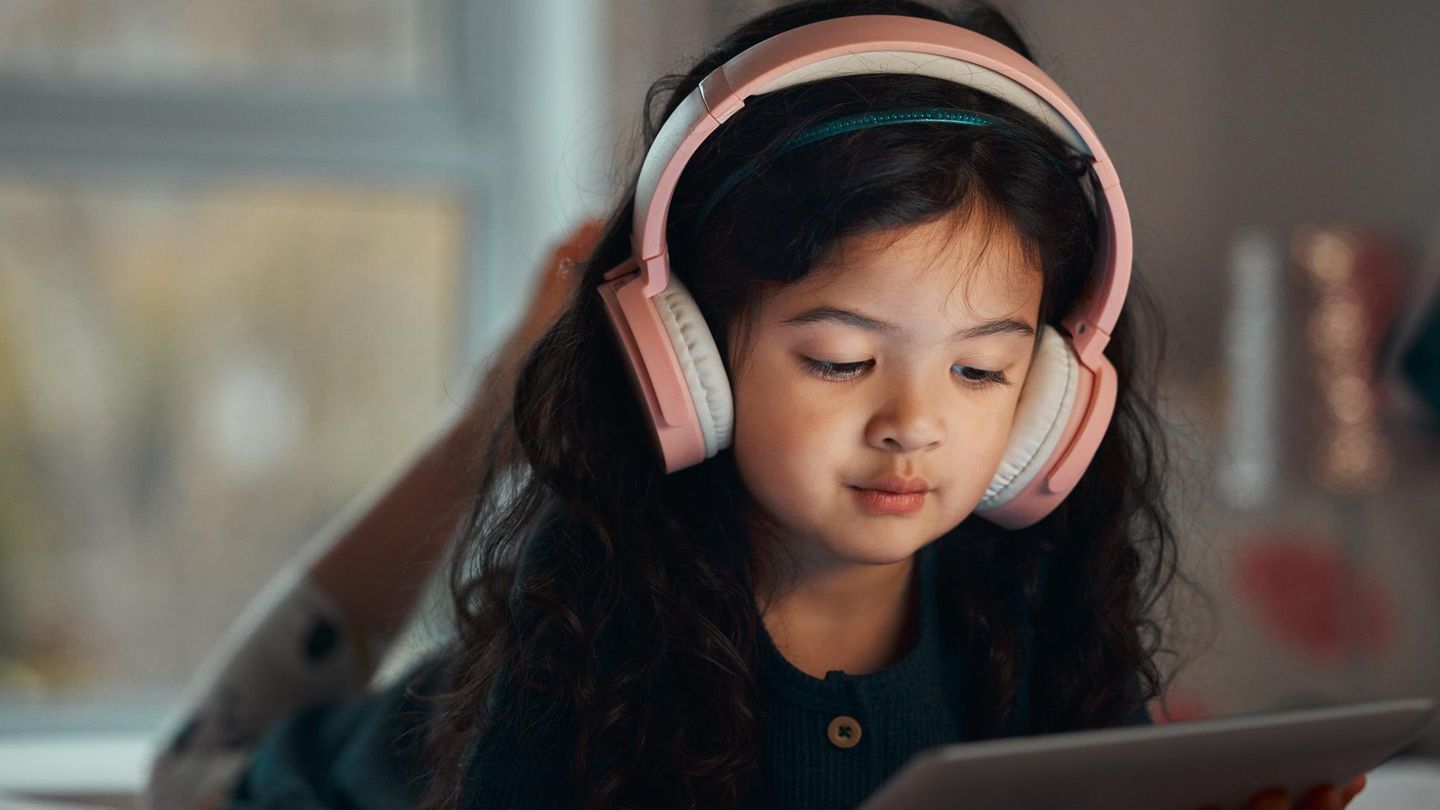 Kinder: Ein Mädchen am Tablet