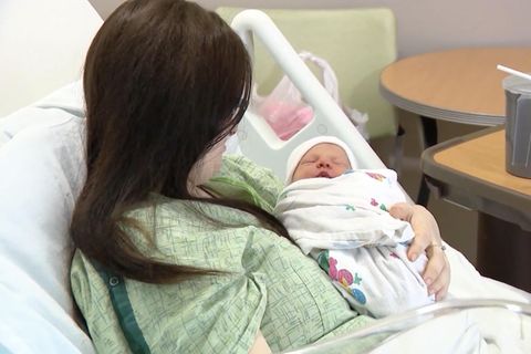 Frau mit Neugeborenem im Krankenhaus