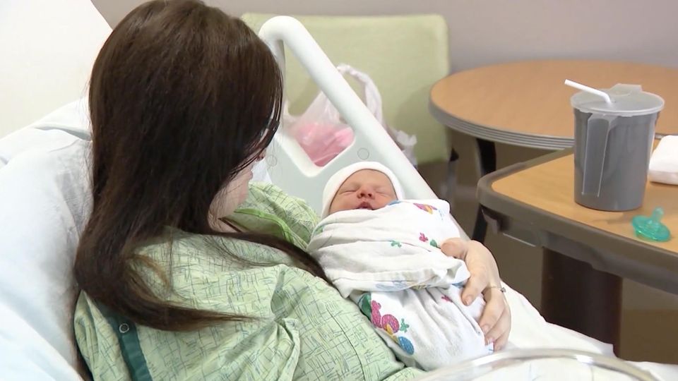 Frau mit Neugeborenem im Krankenhaus