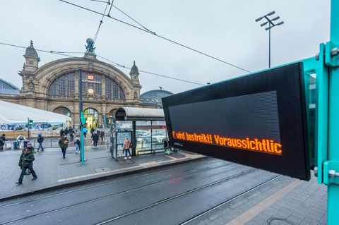 So könnte es am Frankfurter Hauptbahnhof bald wieder aussehen: Die Straßenbahnen sollen bestreikt werden. (Archivbild) Foto: And