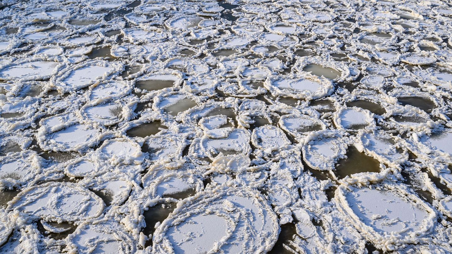 Zwei Kanalabschnitte von Mittellandkanal und Elbe-Havel-Kanal in Sachsen-Anhalt werden wegen des Eises gesperrt. (Archivbild) Fo