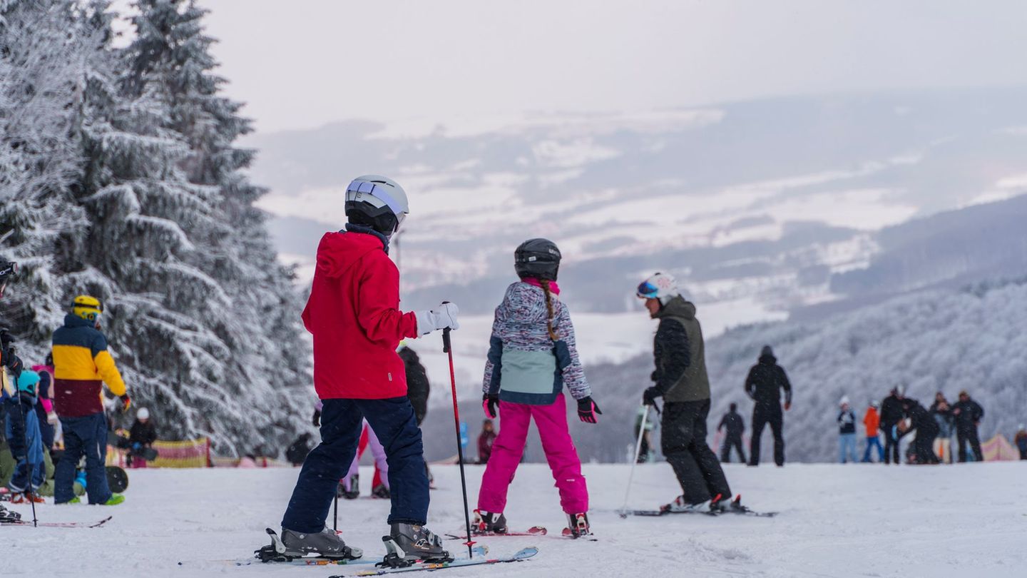 An mehreren hessischen Orten kommen Wintersportfans auf ihre Kosten - unter anderem auf der Wasserkuppe. Foto: Andreas Arnold/dp