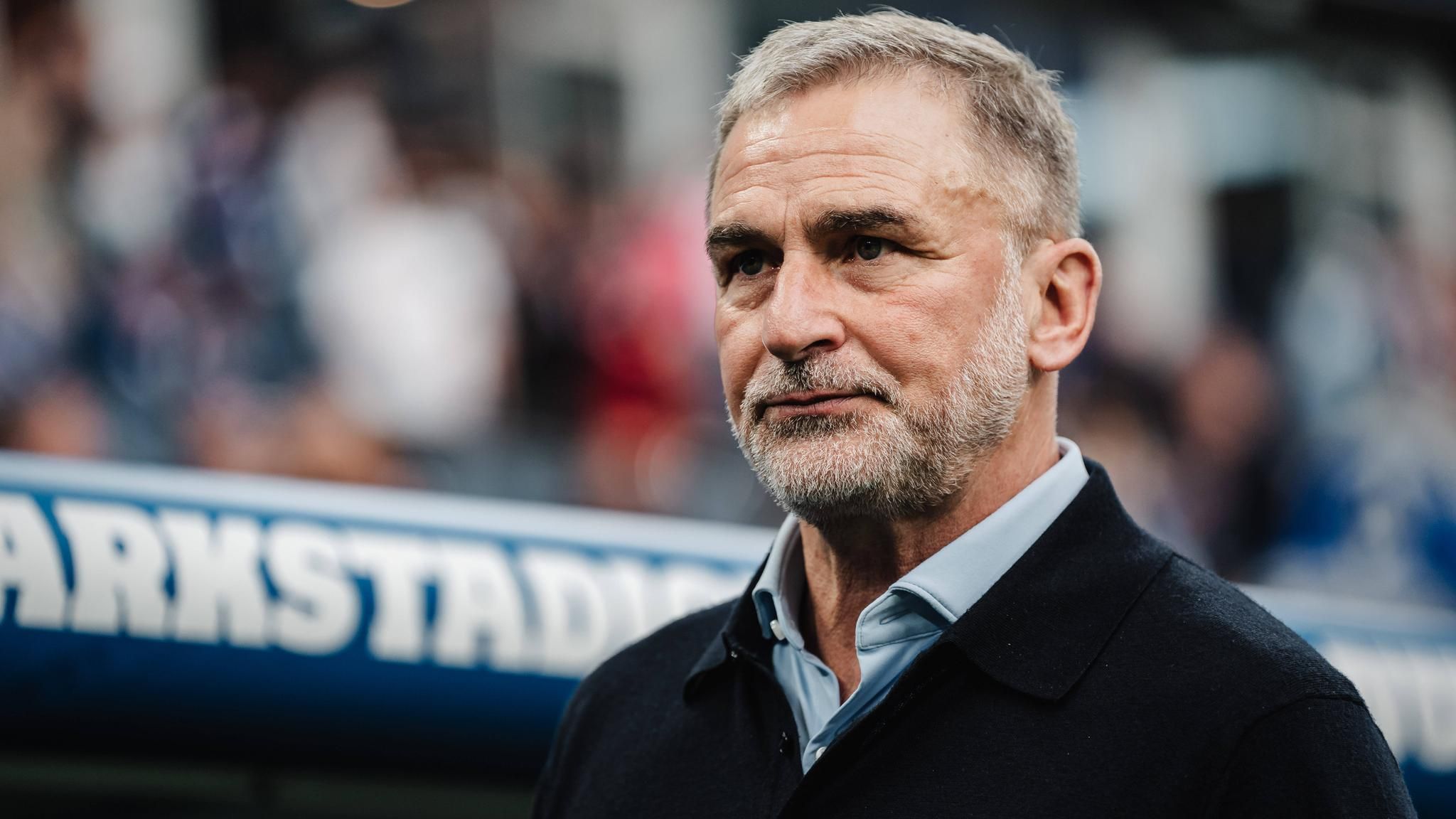 Stefan Kuntz steht vor der Trainerbank im Hamburger Volkspark-Stadion