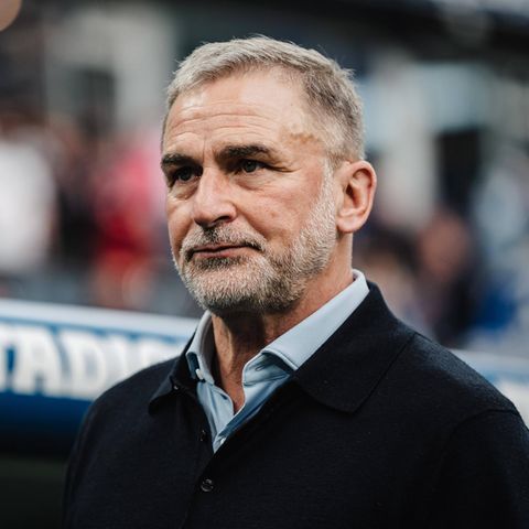 Stefan Kuntz steht vor der Trainerbank im Hamburger Volkspark-Stadion