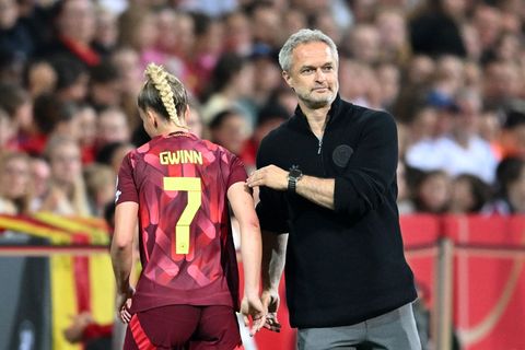 Bundestrainer Christian Wück (r/mit Kapitänin Giulia Gwinn) verlängerte seinen Vertrag langfristig. (Archivbild) Foto: Carmen Ja